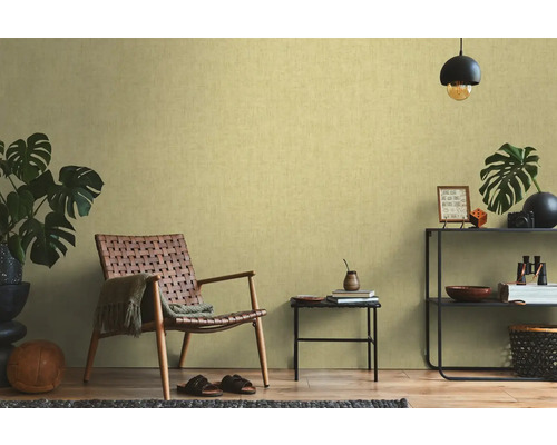 Obývacia izba s kreslom, príručným stolíkom a policou pred štruktúrovanou tapetou