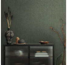 Dekoratívny príborník s vázami a miskami pred štruktúrovanou stenou