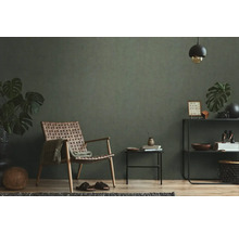 Obývacia izba s prúteným kreslom, odkladacím stolíkom a regálom