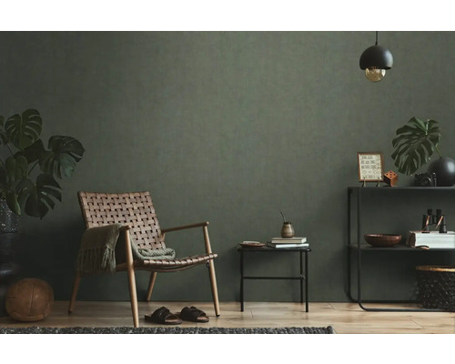 Obývacia izba s prúteným kreslom, odkladacím stolíkom a regálom