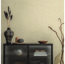 Obývacia izba s komodou, dekoráciami a decentnou vzorovanou tapetou