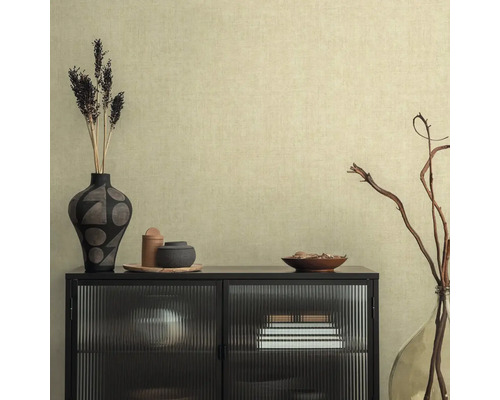 Obývacia izba s komodou, dekoráciami a decentnou vzorovanou tapetou