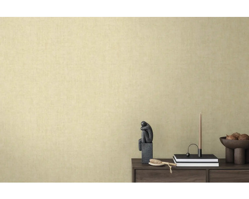 Detail béžovej štruktúrovanej tapety na stene.