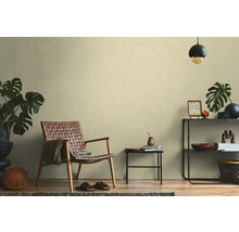 Obývacia izba s ratanovým kreslom, príručným stolíkom a regálom s dekoráciami pre útulnú atmosféru.