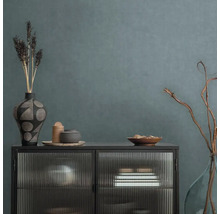 Dekoratívny príborník so sklenenými čelami a rôznymi bytovými doplnkami