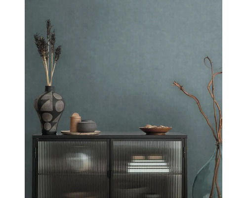 Dekoratívny príborník so sklenenými čelami a rôznymi bytovými doplnkami