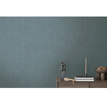 Detail zdobeného stola pred stenou s tapetou