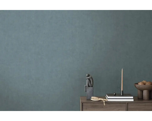 Detail zdobeného stola pred stenou s tapetou