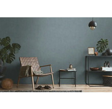 Obývacia izba s kreslom, príručným stolíkom a policou