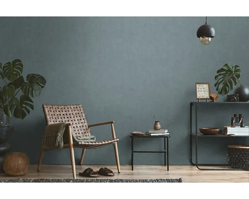 Obývacia izba s kreslom, príručným stolíkom a policou