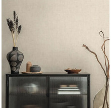 Dekoratívny príborník s vázami a misami pre štýlové bývanie.