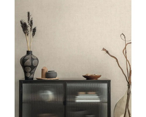 Dekoratívny príborník s vázami a misami pre štýlové bývanie.