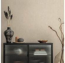 Dekoratívne aranžmán s komodou so sklenenými dverami, vázami a miskami