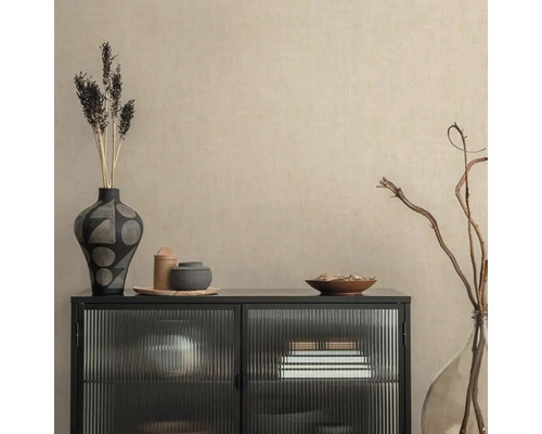 Dekoratívne aranžmán s komodou so sklenenými dverami, vázami a miskami