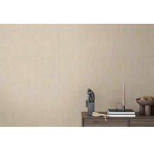 Svetlá úprava stien s dekoratívnymi predmetmi na drevenom nábytku