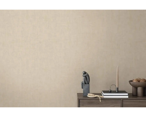 Svetlá úprava stien s dekoratívnymi predmetmi na drevenom nábytku