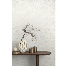 Dekoratívna izba so vzorovanou tapetou, dreveným stolom, dekoratívnou vázou a doplnkami