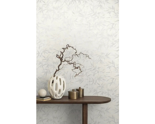 Dekoratívna izba so vzorovanou tapetou, dreveným stolom, dekoratívnou vázou a doplnkami