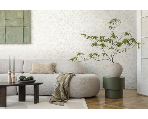 Obývacia izba s kvetinovou tapetou, pohovkou, stolom a dekoráciami pre útulnú atmosféru.