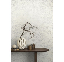 Dekoratívna tapeta so vzorom bambusu v miestnosti so stolom a dekoráciou