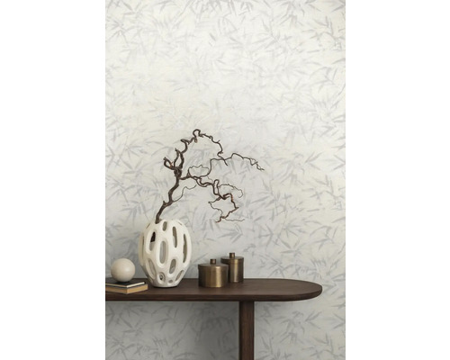 Dekoratívna tapeta so vzorom bambusu v miestnosti so stolom a dekoráciou