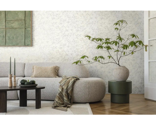 Obývacia izba so vzorovanou tapetou, pohovkou, stolom a dekoráciami pre štýlové prostredie.