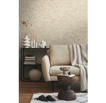 Obývacia izba s pohovkou, regálom, dekoráciou a vzorovanou tapetou