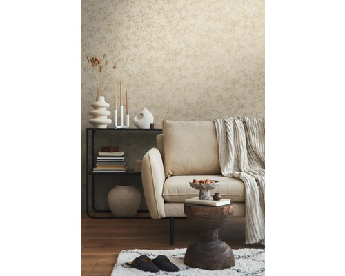 Obývacia izba s pohovkou, regálom, dekoráciou a vzorovanou tapetou