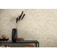 Dekoratívna tapeta s rastlinným vzorom vo svetlej miestnosti