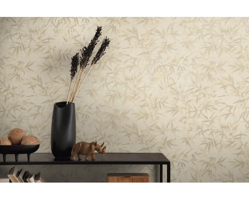 Dekoratívna tapeta s rastlinným vzorom vo svetlej miestnosti