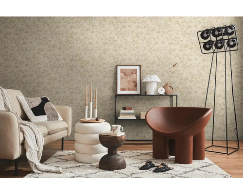 Obývacia izba s pohovkou, kreslom, policou a dekoratívnou tapetou s rastlinným vzorom