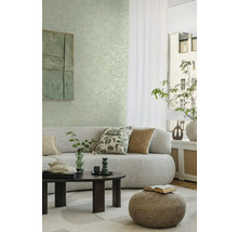 Obývacia izba s pohovkou, konferenčným stolíkom, stoličkou, vankúšmi a nástennou dekoráciou