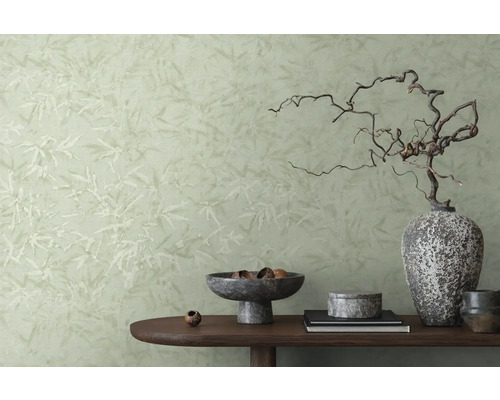 Dekoratívna izba so vzorovanou tapetou a stolom s rôznymi dekoratívnymi prvkami.