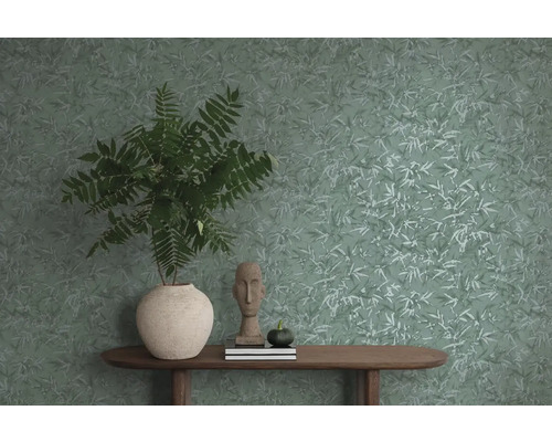 Dekoratívne bytové prostredie so vzorovanou tapetou, stolom a rastlinou v kvetináči