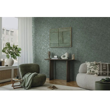 Obývacia izba so zelenou tapetou s motívom listov, kreslom a pohovkou