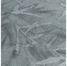 Detail štruktúrovanej textilnej tapety s rastlinným motívom