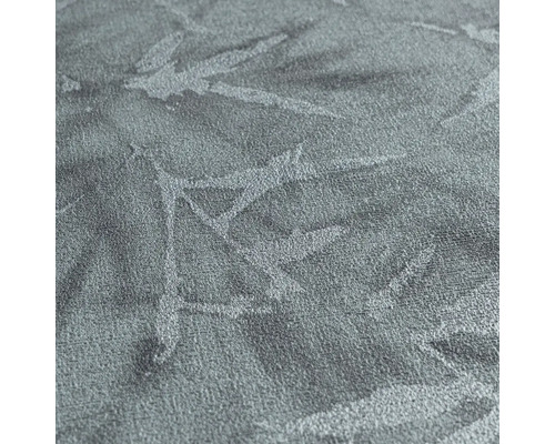 Detail štruktúrovanej textilnej tapety s rastlinným motívom