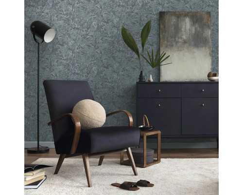 Obývacia izba s kreslom, komodou, stojacou lampou a vzorovanou tapetou