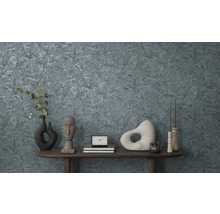 Dekoratívne aranžmán s tapetou s kvetinovým vzorom, vázami, sochami a stolom