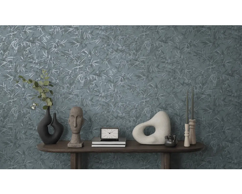 Dekoratívne aranžmán s tapetou s kvetinovým vzorom, vázami, sochami a stolom