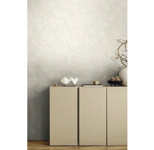 Interiér s kvetinovou tapetou a nábytkom