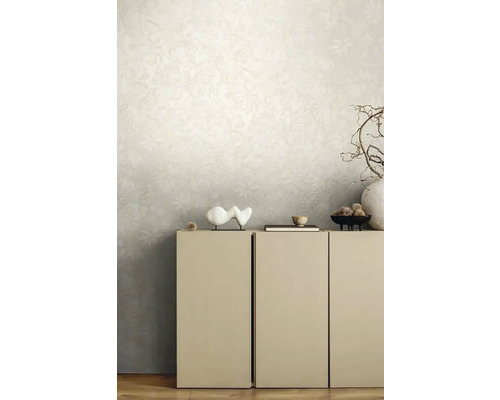 Interiér s kvetinovou tapetou a nábytkom