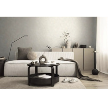 Obývacia izba s pohovkou, konferenčným stolíkom a dekoráciami pre útulnú atmosféru.