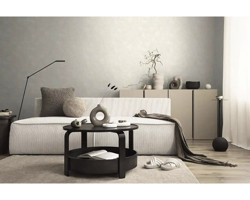 Obývacia izba s pohovkou, konferenčným stolíkom a dekoráciami pre útulnú atmosféru.