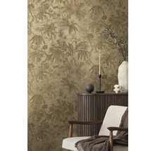 Obývacia izba s kvetinovou tapetou, komodou a kreslom