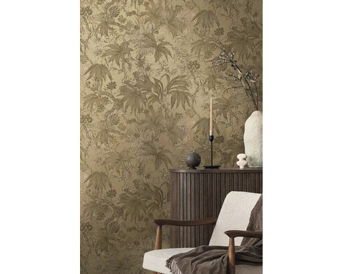 Obývacia izba s kvetinovou tapetou, komodou a kreslom