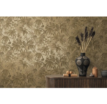 Scéna s kvetinovou tapetou, komodou a dekoratívnymi predmetmi.