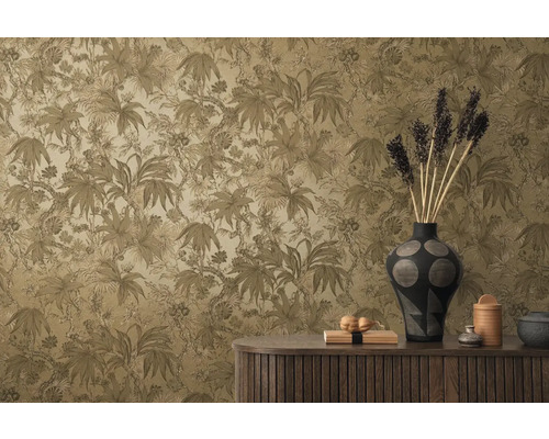 Scéna s kvetinovou tapetou, komodou a dekoratívnymi predmetmi.