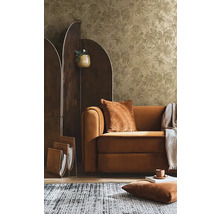 Obývacia izba so vzorovanou tapetou, pohovkou, paravánom a kobercom