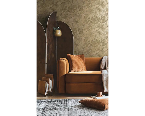 Obývacia izba so vzorovanou tapetou, pohovkou, paravánom a kobercom